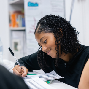 Mentoria para jovens em São Paulo: iniciativa amplia acesso a caminhos de educação e trabalho